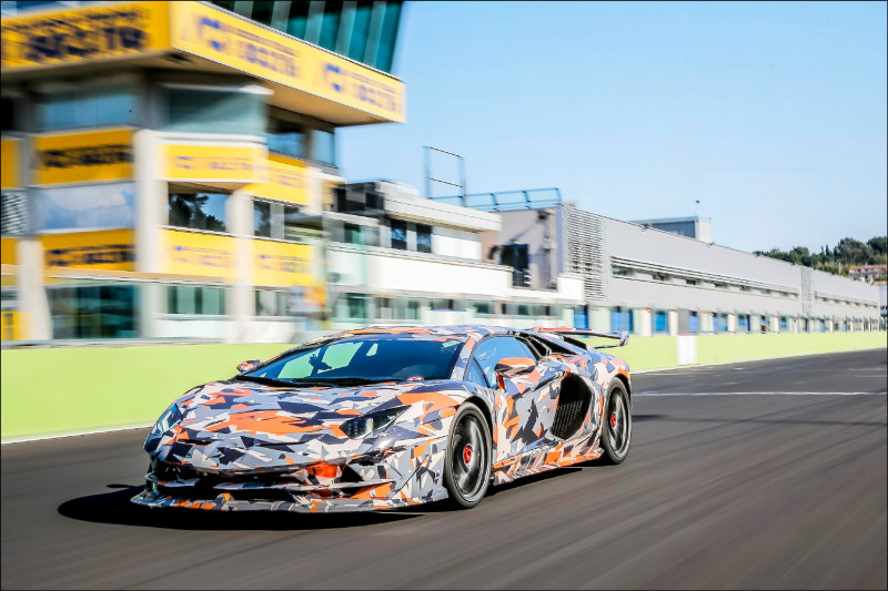 Lamborghini Aventador SVJ採6.5升V12自然進氣引擎，最大馬力高達770匹。