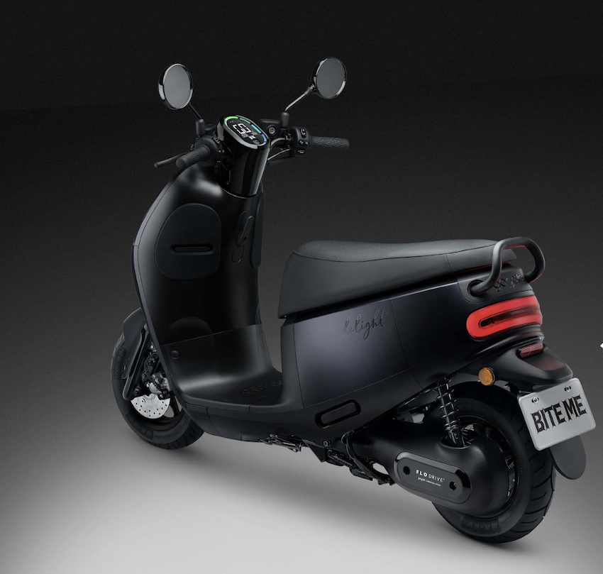 Gogoro Delight 本色黑，提供首創車身客製化刻字個性體驗。