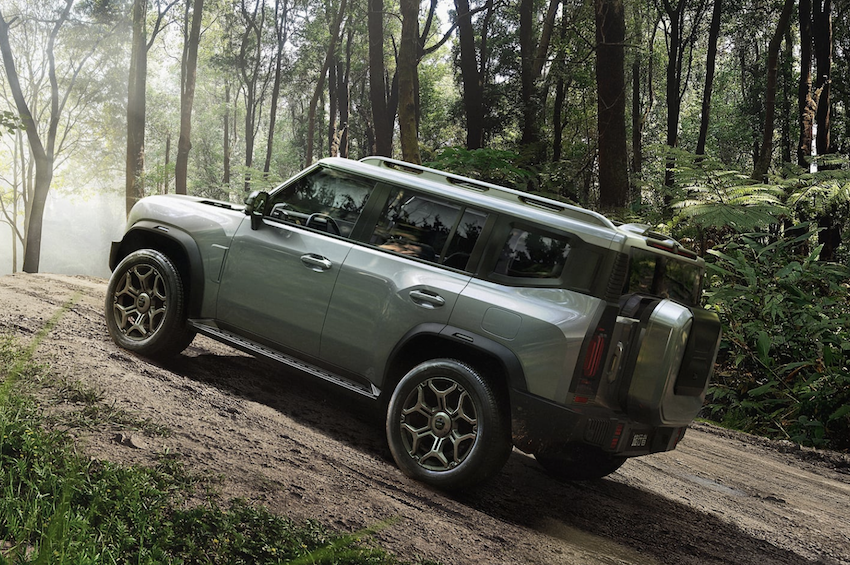 車側與車尾則像極了 Land Rover Defender。