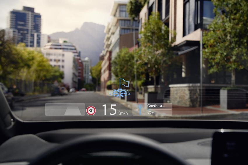 AR HUD 擴充實境抬頭顯示器極具科技感。