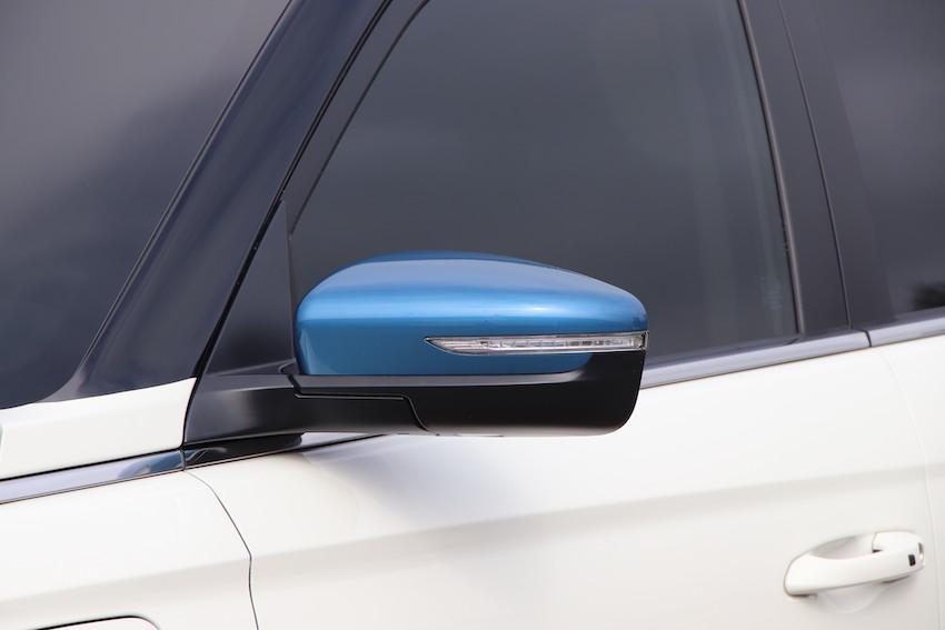換上藍色系的車外後視鏡外框，營造電動車環保訴求。