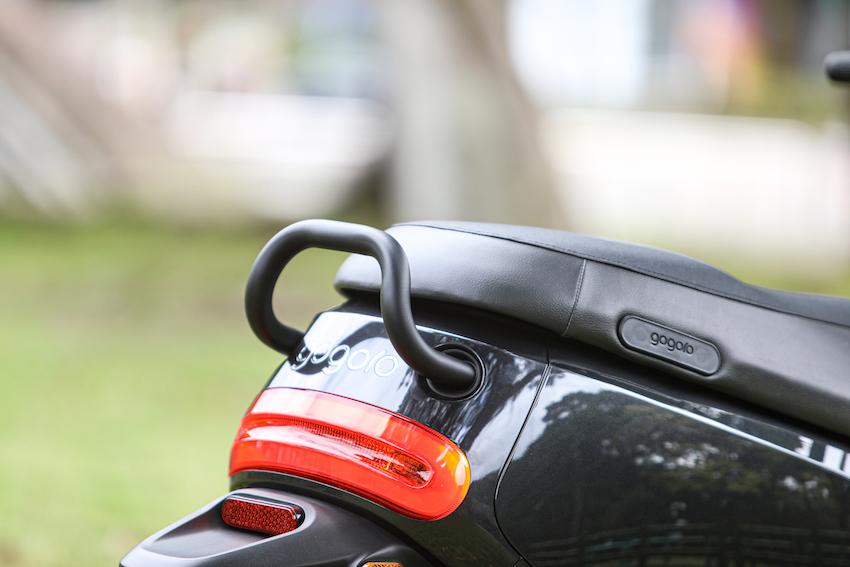 全新 Gogoro Premium 的車尾燈具備急煞警示燈，可以提前預告後車。