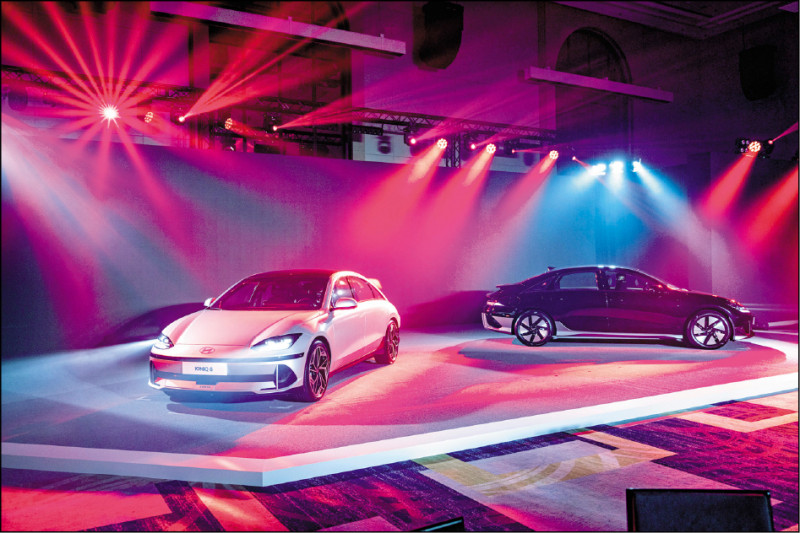 EV600 Performance（左）與EV600（右）兩者電池容量相同，前者動力輸出更強悍。