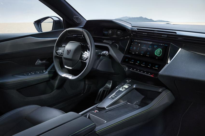 新世代 i-Cockpit 駕駛導向座艙設計擁有簡潔科技感。
