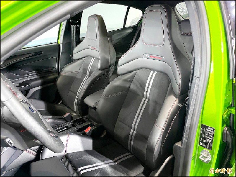 Ford Performance跑車座椅不僅帥度極高，包覆性及支撐度都堪稱一流。（記者陳弘智攝）