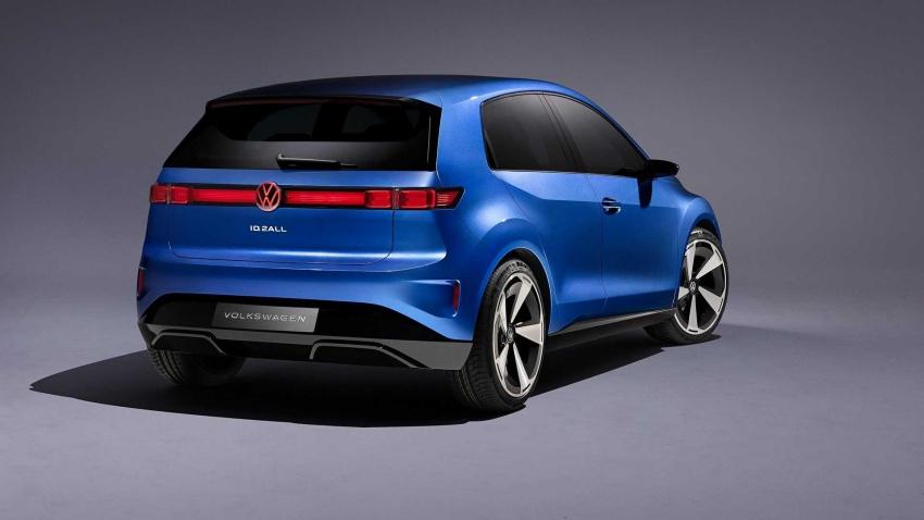 車尾採用貫穿式尾燈，整體車身大小接近 Polo。