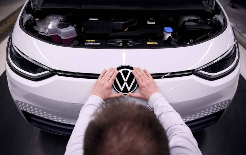 歐盟可能會允許內燃機汽車在 2035 年後繼續販售，前提是使用電子燃料。（法新社資料照）