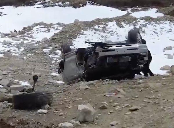 媒體新車試駕卻發生車禍！翻車後輪胎直接噴飛