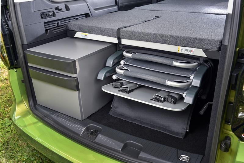 Caddy California後方加入抽屜式的流理臺套件。