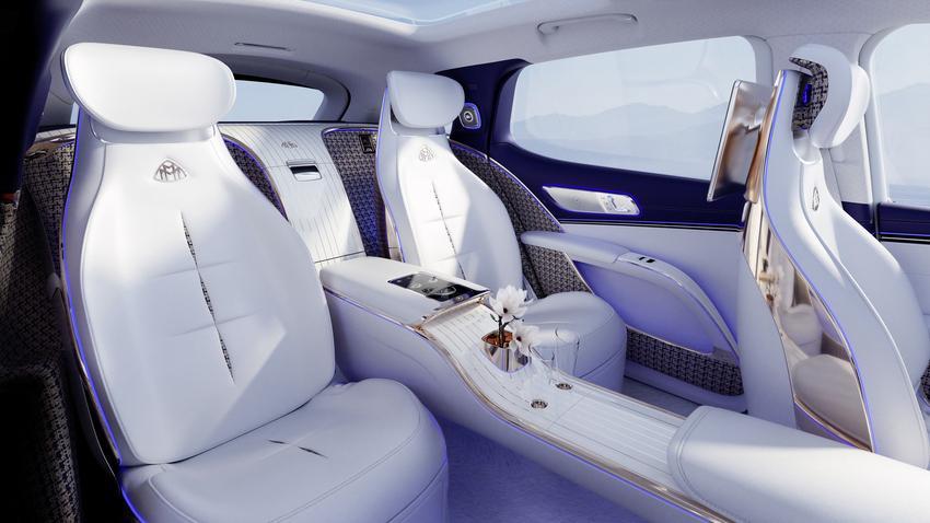 內裝預計將延續 Maybach Concept EQS 的設計概念，採獨立四座設定。