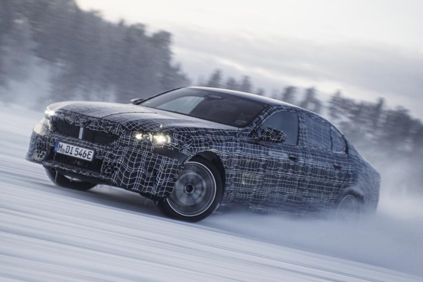 BMW 近日釋出 i5 雪地測試照，大秀甩尾身手一展操控性能。