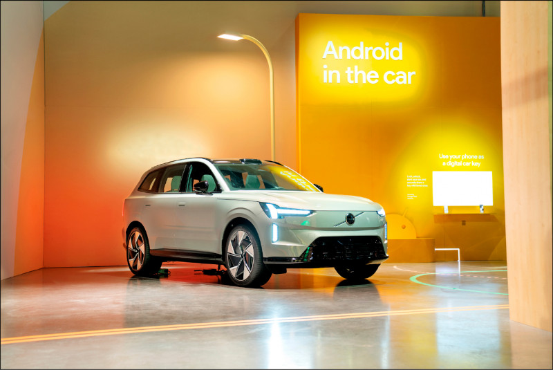 訴求全新外型設計的Volvo EX90，經典的雷神之錘頭燈依然保留下來。