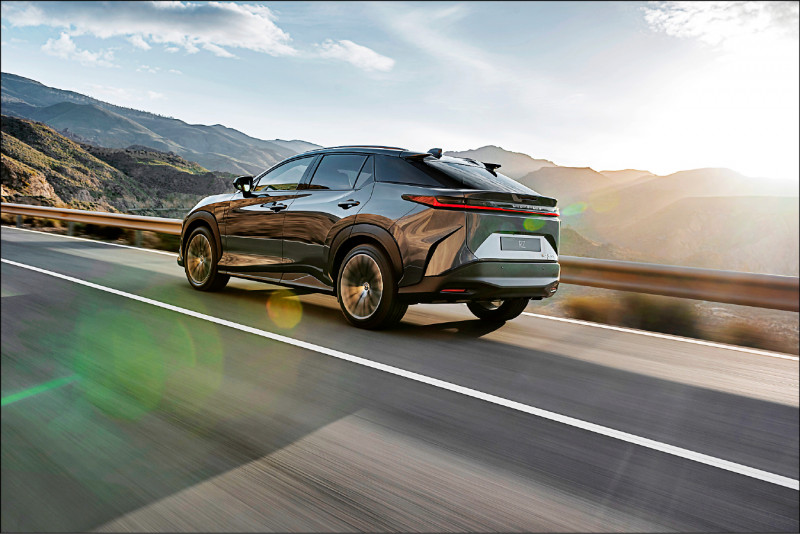 車尾的貫穿式尾燈，與Lexus其他車款同屬家族設計。