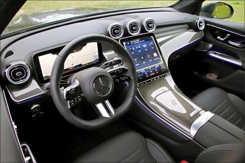 車內整體格局與C-Class、S-Class相似，11.9吋直立中控螢幕很搶眼。