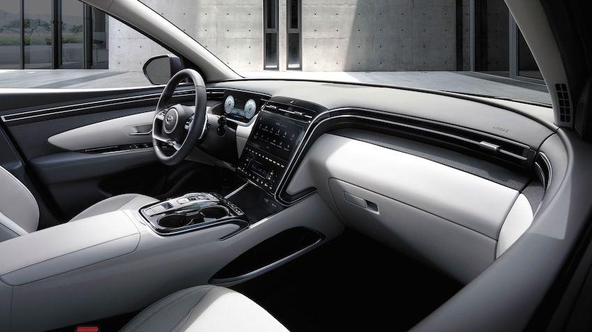 屆時Tucson Hybrid 可望標配電熱方向盤、雙前座通風/加熱電動座椅、BOSE 高階音響等配備。