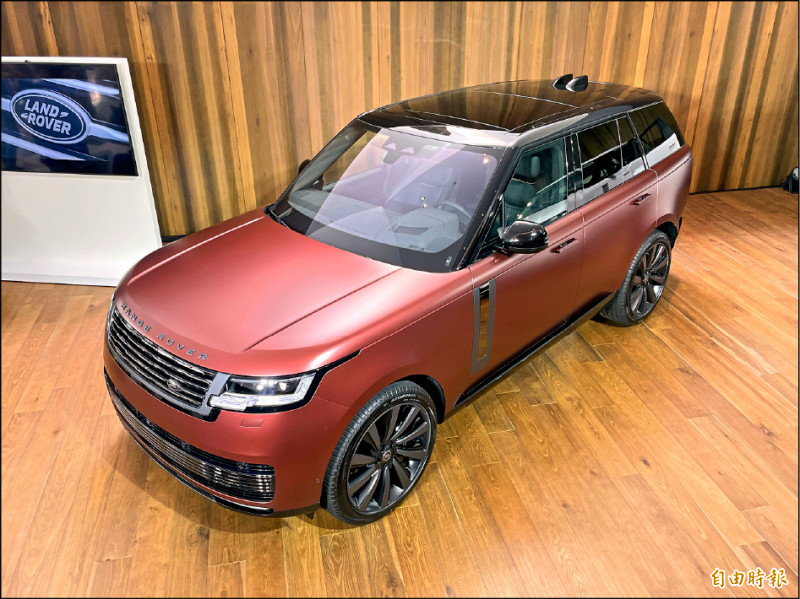 透過水平鍍鉻前保桿設計，為Range Rover SV形塑全新豪華面容。（記者陳弘智攝）