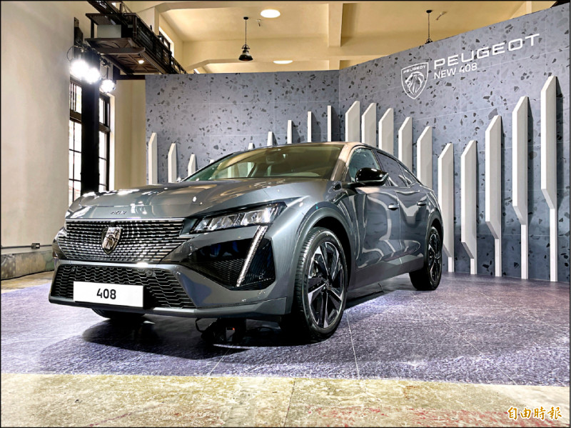 LED獅牙日行燈已成為Peugeot招牌設計，讓面容更顯俐落有型。斜背式車尾也是408外型特色，並運用防刮材質強化跨界氣息。（記者陳弘智攝）