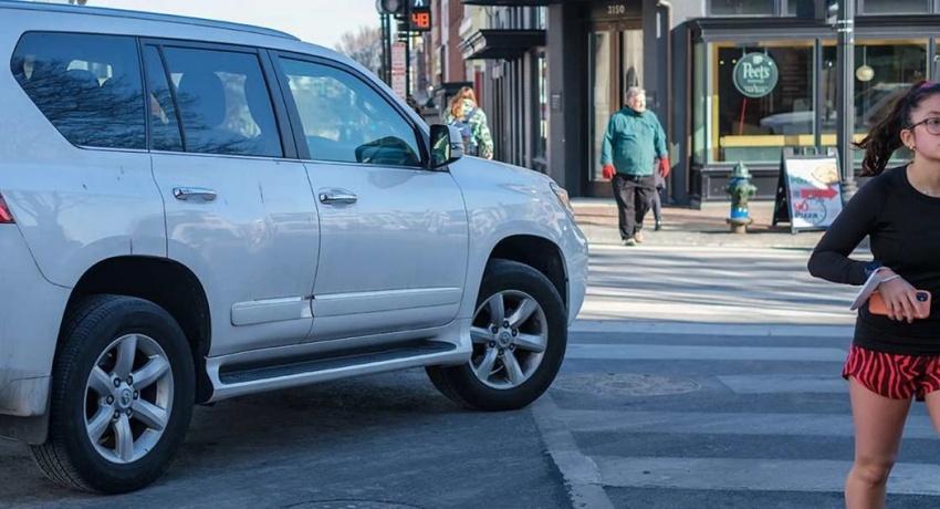 SUV 不只對自行車騎士造成傷害，行人也不例外。