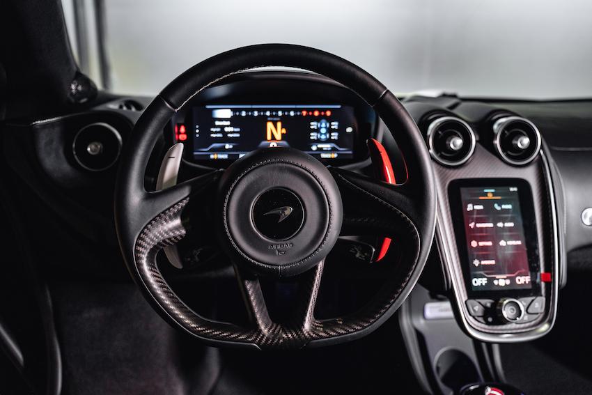 McLaren GT 的電動方向盤搭配 MSO Bespoke 客製化雙色延伸換檔撥片，升檔為 Vermillion Red 與車色相互呼應。