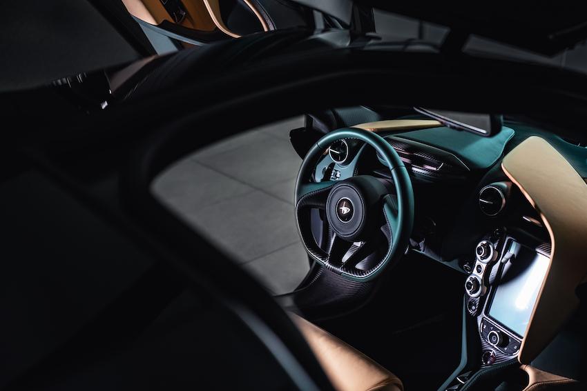 720S Coupe 車室內 Ivory 及Dark Green 的對比色客製化皮革內裝，營造內斂奢華氛圍，選配碳纖維內裝套件及加大型碳纖維賽車桶椅。