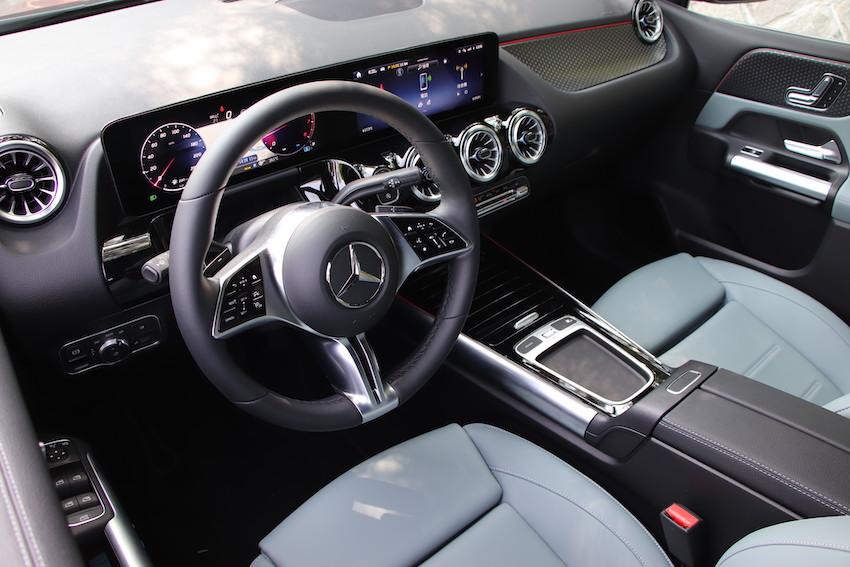 與 A-Class 的方向盤不同,B 180 為多功能跑車方向盤。