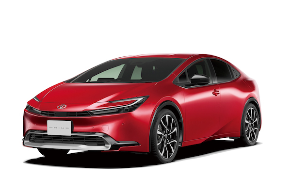 可純電行駛 97 公里的油電車！Toyota Prius PHEV 台灣售價揭曉
