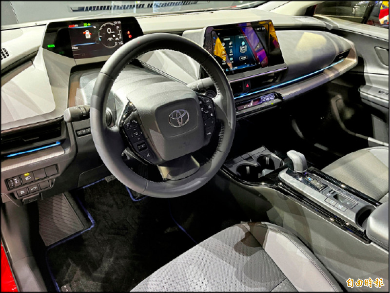儀表板設計與自家純電休旅Toyota bZ4X相似，中控為9吋4G觸控式Drive+ Link主機。（記者陳英傑攝）