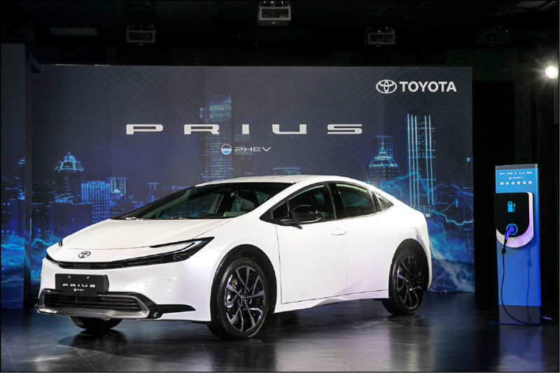 這一代的Prius PHEV，動力升級為2.0升引擎搭配電動馬達的插電式油電動力。
