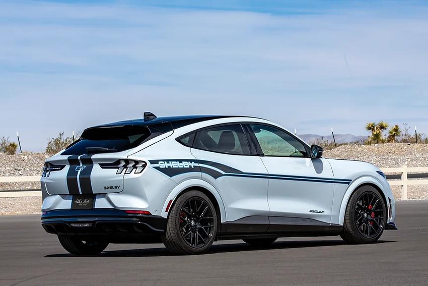 賽車條紋也是 Shelby 的招牌設計。
