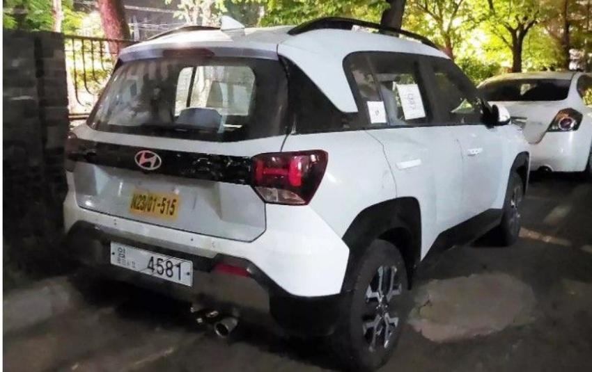 車尾採圓潤小巧的尾燈組，並透過黑色飾板進行連接。
