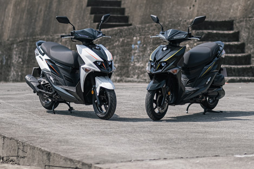 SYM Jet SL TCS致競版導入新車色煙茶黑（右）。