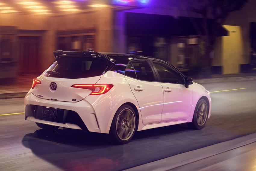 亮黑色車頂是 Corolla Hatchback 的專屬配置，搭配車頂擾流尾翼，看起來更加動感。