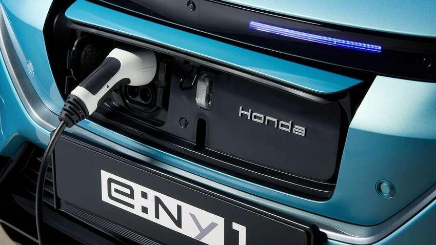 充電孔設在車頭處，上方也有燈號可顯示充電狀態。
