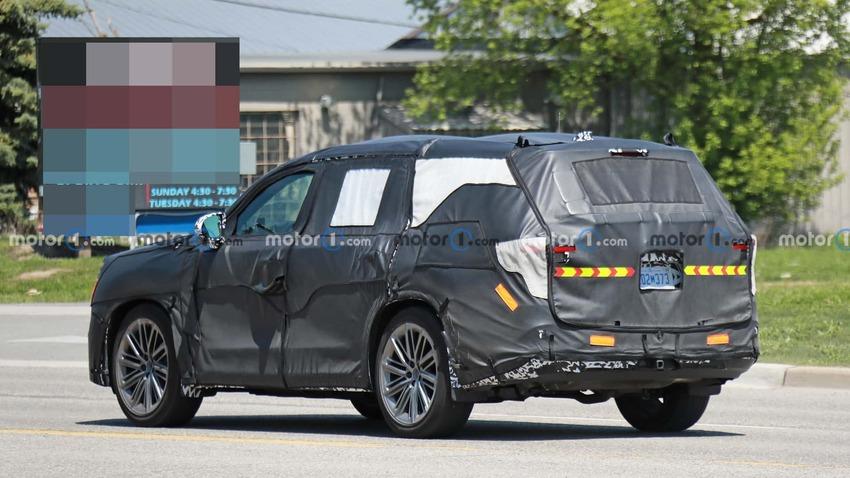 車尾預計採用 Lexus 新世代車款慣用的橫貫式 LED 尾燈設計，彰顯家族化特色。