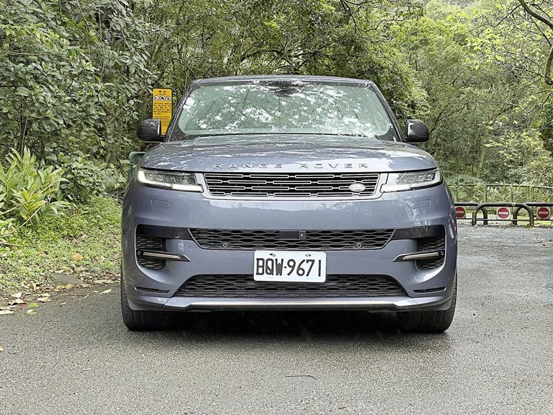 全新車頭面容藉由大量水平線條營造視覺張力。
