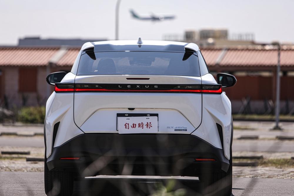 新世代Lexus車款的貫穿式尾燈，此角度也可看得出相當明顯的後輪拱造型。