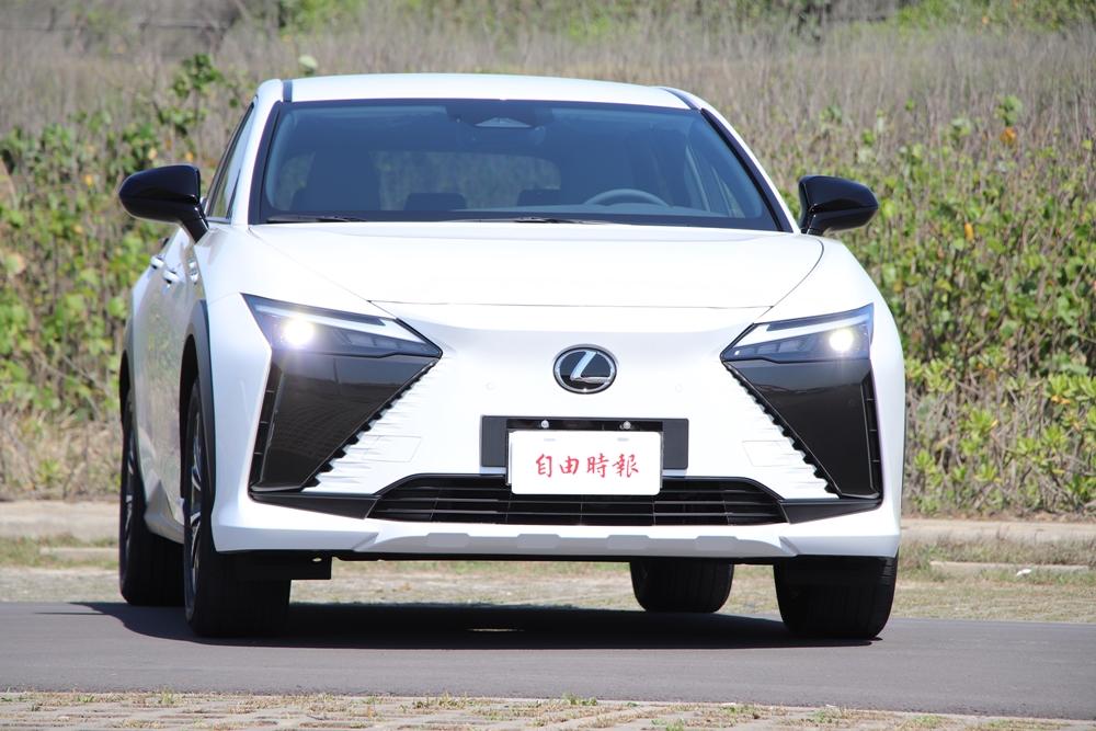 新世代的Lexus車款採用Spindle Body，兩側前保桿則透過黑色塗裝，突顯中央的紡錘造型。