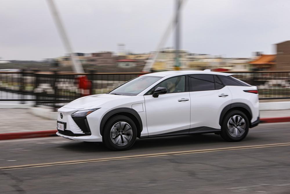 Lexus RZ 450e的動力絕對夠到位，不過電池的規劃上還有進步空間。（攝影：記者鄭世樺）