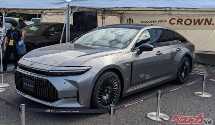 Crown Sedan 近日於一場賽事中亮相，整體外型與原型車基本一致。