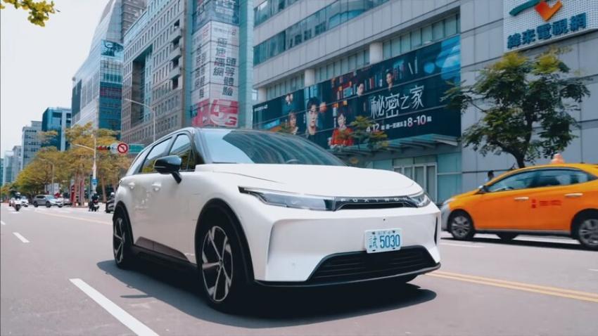 鴻海董事長劉揚偉駕駛 Model C 量產版上路測試。