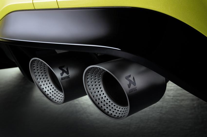 Akrapovic 鈦合金蠍子尾管是外型一大亮點，也能帶出更激昂的排氣聲浪。