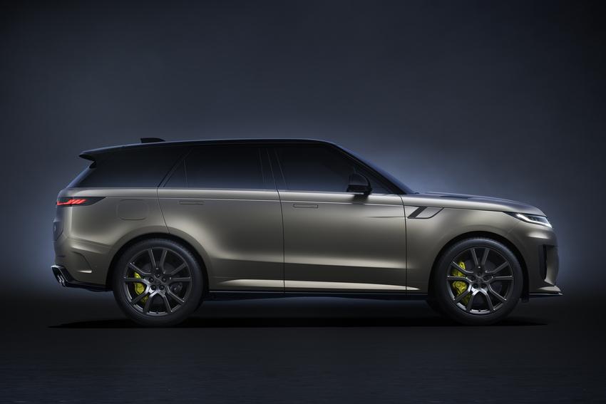 23 吋五輻雙肋式碳纖維輪圈是本車的一輛外型亮點。
