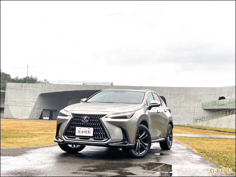 Lexus全車系在5月繳出超過3,000輛的銷售成績，暫居今年豪華品牌銷售冠軍。（記者陳英傑攝）