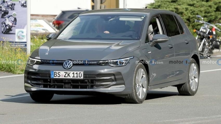 第 8 代 Golf 小改款測試車現身，車頭有著較明顯改動。