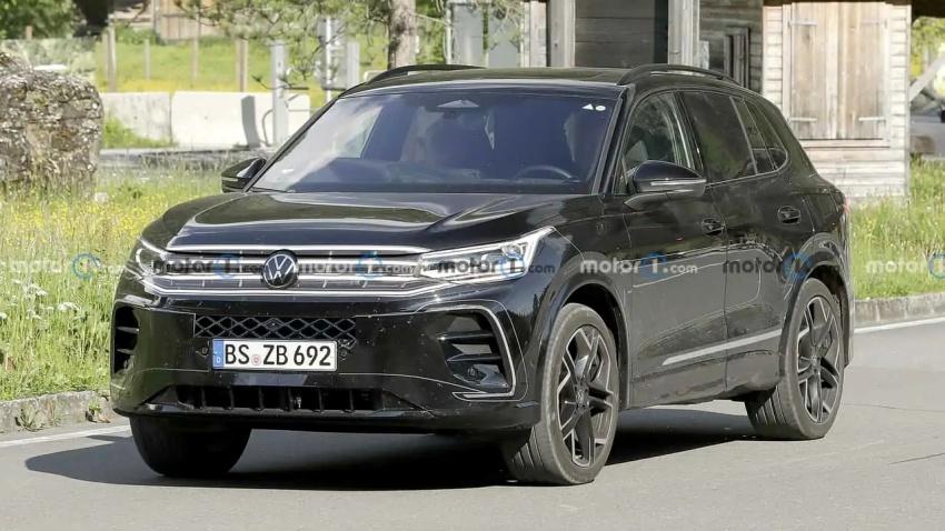 R-Line 車型在新設計語彙中，採用菱格網狀的進氣壩，運動感更強烈。