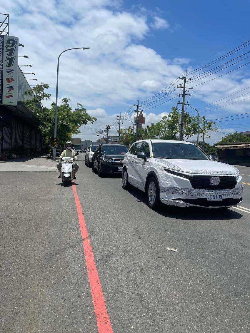 雖然包覆偽裝貼紙，但仍看得出就是 Honda CR-V 第六代。