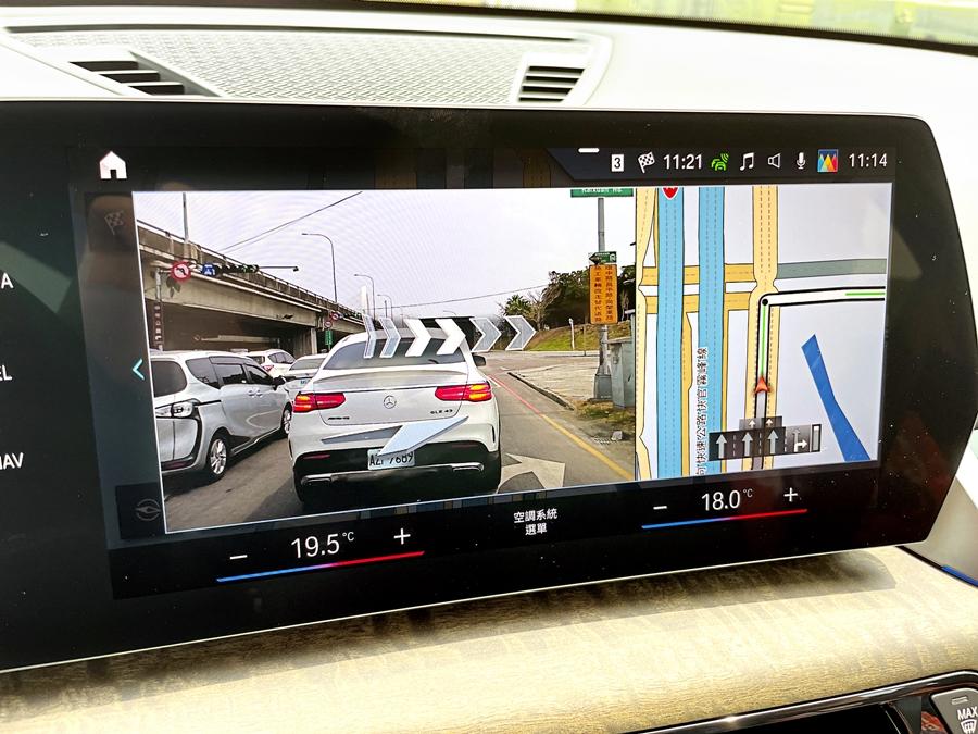 AR擴充實境導航功能可更輕鬆辨識行車路線。（記者陳弘智攝）