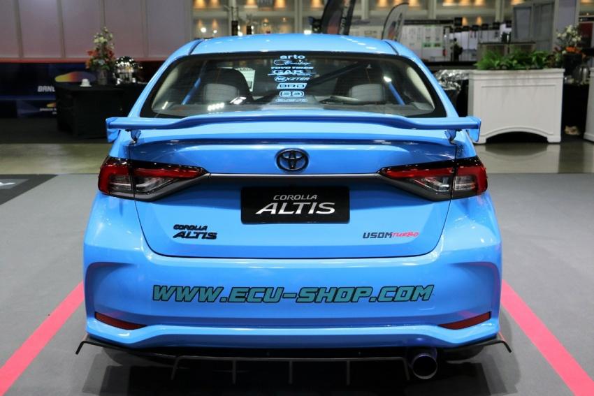 全車大量採用碳纖維套件，呈現攻擊性十足的外觀。