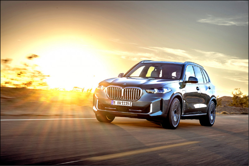 BMW X5小改款，讓車主擁有新鮮感，會發光的水箱護罩就是一例。