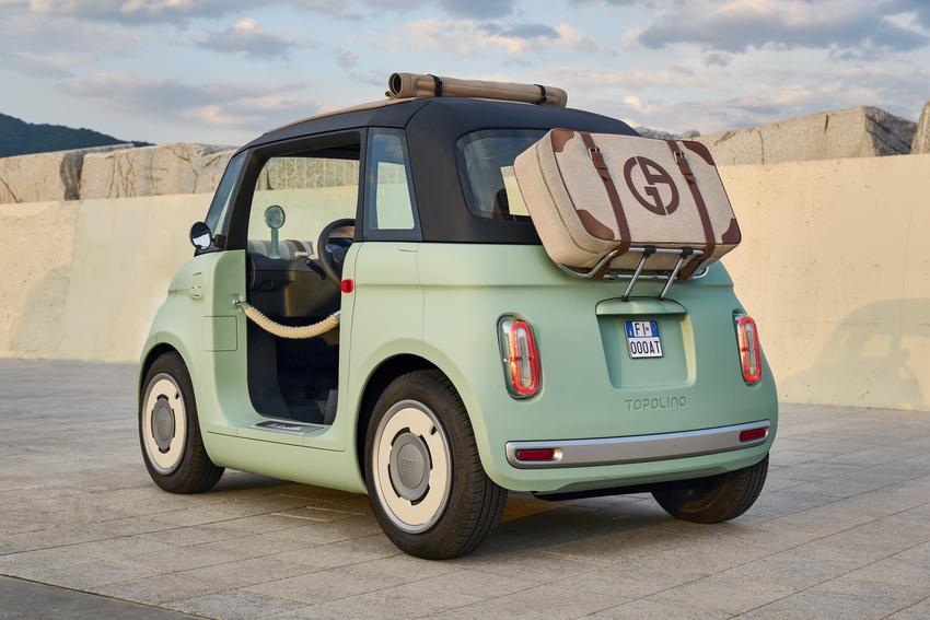 採開放式車艙設計的 Topolino Dolcevita 以繩索取代車門，並配有帆布車頂。